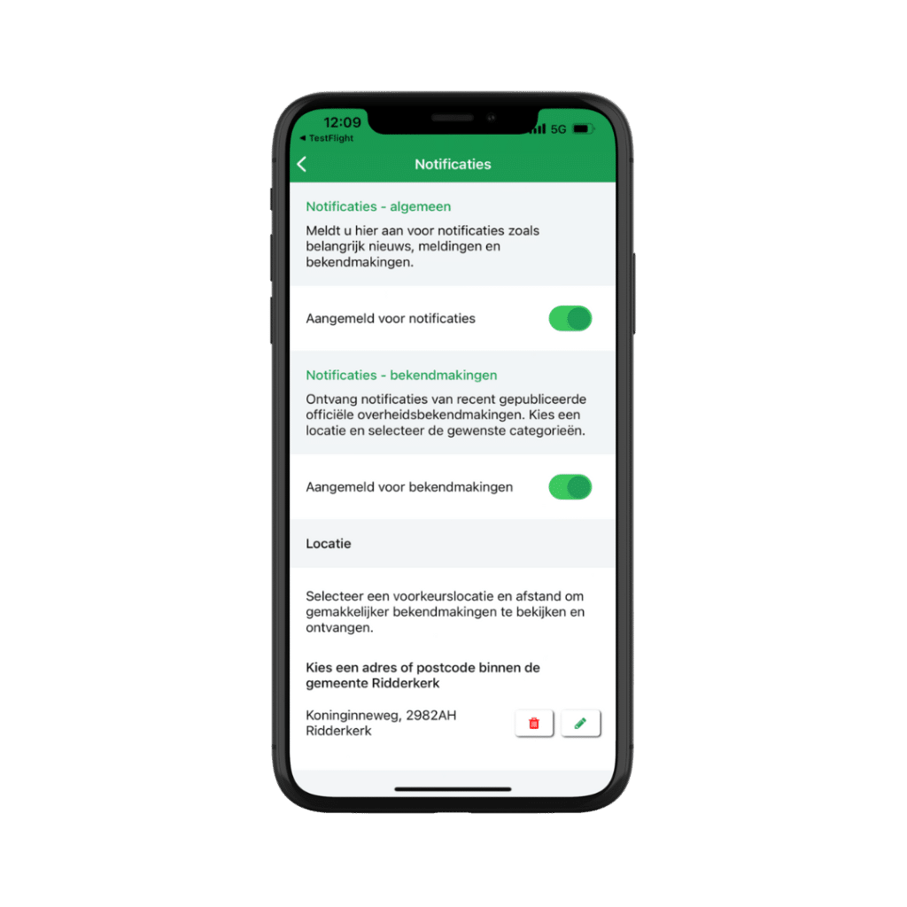 Gemeente-app van gemeente Ridderkerk. Op het mobiele scherm zie je de mogelijkheid om algemene notificaties en notificaties van bekendmakingen aan of uit te zetten. Ook kun je een adres invoeren, zodat de je de bekendmakingen uit jouw buurt krijgt.