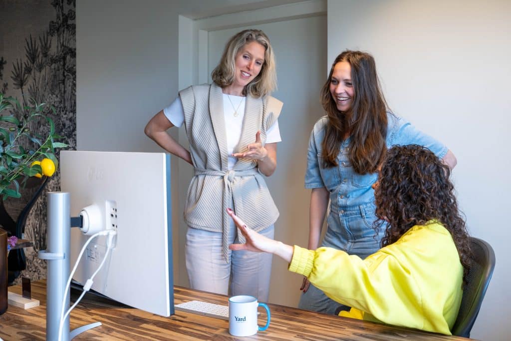 Sfeerbeeld Yard met Daisy, Lenneke en Nicol