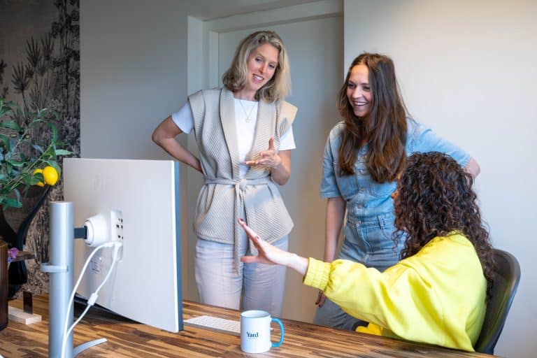 Sfeerbeeld Yard met Daisy, Lenneke en Nicol