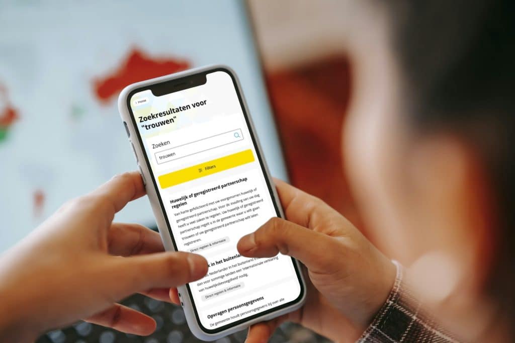 Voorbeeld van de zoekfunctie Elasticsearch waarbij iemand zoekt naar meer informatie over trouwen in de kennisbank van een gemeente.