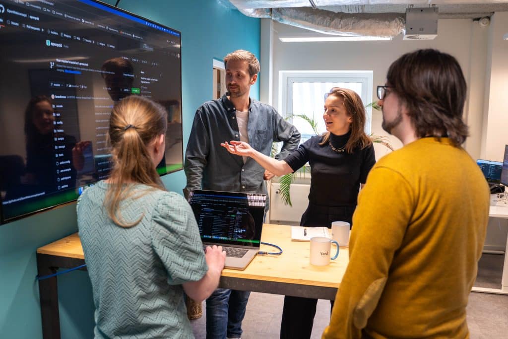 afbeelding van een deel van het team in overleg tijdens een stand-up.