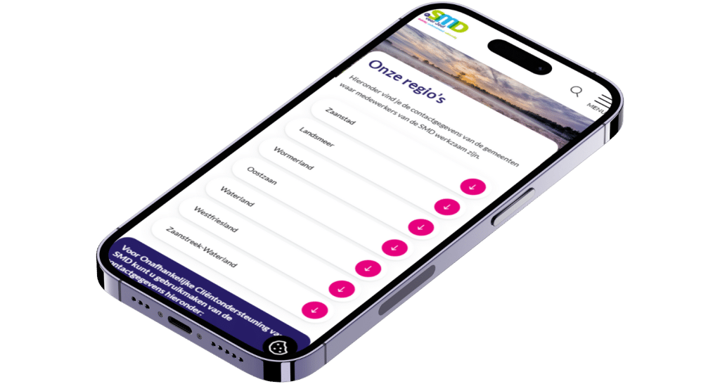 De contactpagina op de vraaggerichte website van welzijnsorganisatie De SMD op een mobiel. Hierop staan de contactgegevens per regio in een uitklapvenster.