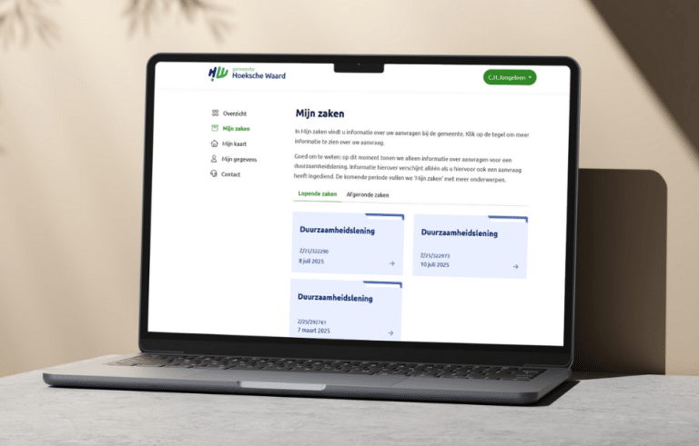 Laptopscherm met een overzicht van alle lopende en afgeronde zaken in de MijnOmgeving voor gemeenten. Per zaak is het zaaknummer en de aanvraagdatum zichtbaar. In dit scherm kan een gebruiker doorklikken naar een specifieke zaak.