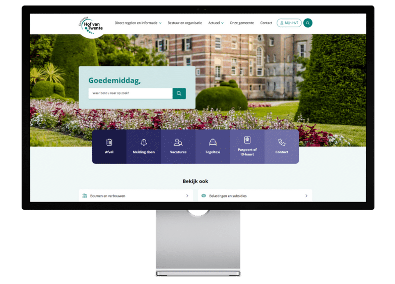 Homepage van gemeente Hof van Twente op een desktop. Centraal op de pagina staat de zoekbalk. Daaronder staan zes tegels met de belangrijkste taken waarvoor bezoekers op de website komen, bijvoorbeeld afval, melding doen en vacatures.