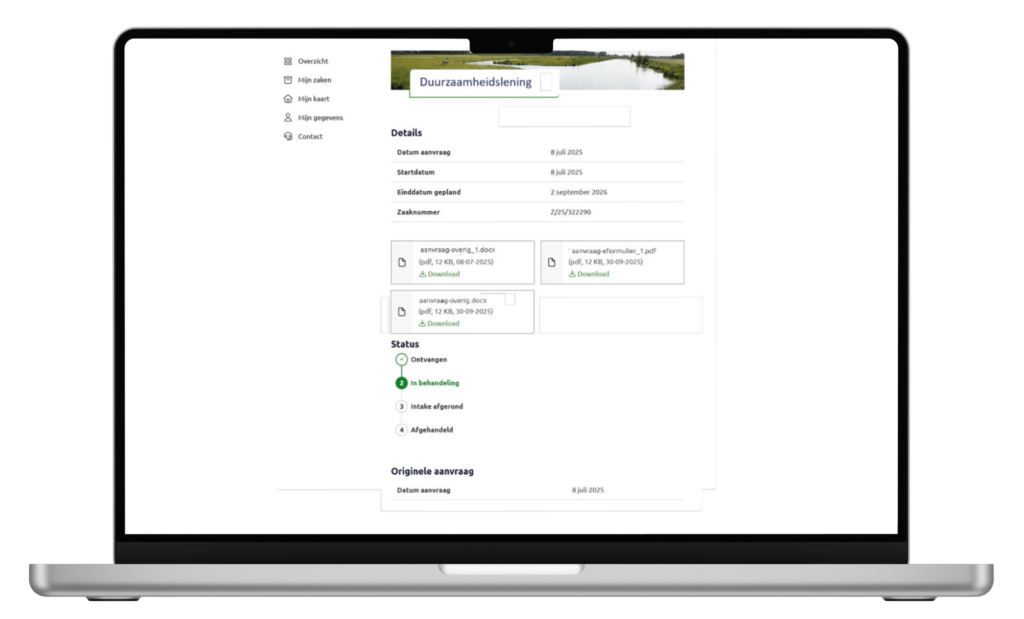 Pagina op een tabletscherm met de track-and-trace-gegevens van een zaak in de MijnOmgeving voor gemeenten. In dit geval gebruikt gemeente worden 4 statussen gebruikt: ontvangen, in behandeling, intake afgerond en afgehandeld. De status van deze zaak is: in behandeling. Daarnaast zijn er ook informatievelden voor de datum van de aanvraag, startdatum, geplande einddatum. Ook kunnen hier de bijbehorende documenten worden gedownload.