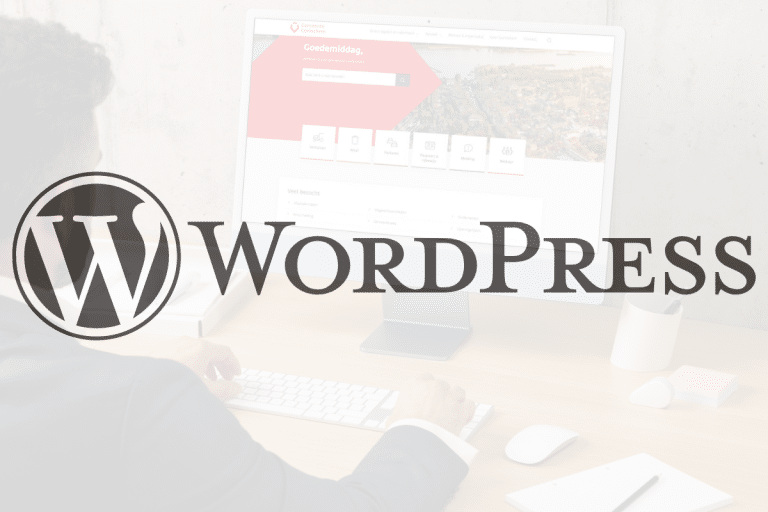 Het logo van CMS WordPress met op de achtergrond een man die naar een beeldscherm kijkt. Op het scherm is de homepage van gemeente Gorinchem te zien.