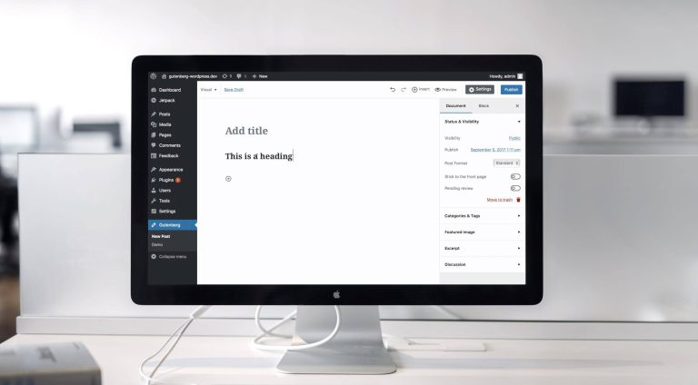 Scherm met een tekstblok in Gutenberg met de tekst 'This is a heading'.