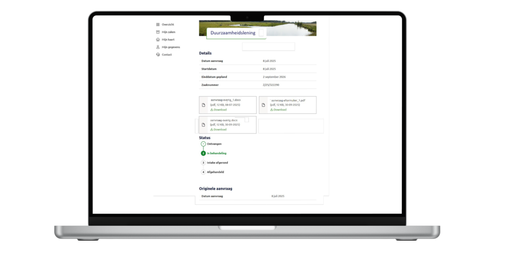 Pagina op een tabletscherm met de track-and-trace-gegevens van een zaak in de MijnOmgeving voor gemeenten. In dit geval gebruikt gemeente worden 4 statussen gebruikt: ontvangen, in behandeling, intake afgerond en afgehandeld. De status van deze zaak is: in behandeling. Daarnaast zijn er ook informatievelden voor de datum van de aanvraag, startdatum, geplande einddatum. Ook kunnen hier de bijbehorende documenten worden gedownload.