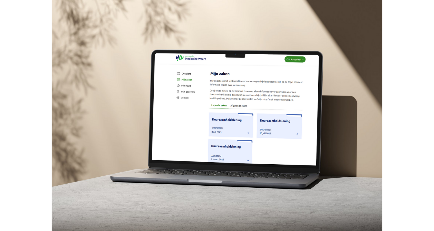 Laptopscherm met een overzicht van alle lopende en afgeronde zaken in de MijnOmgeving voor gemeenten. Per zaak is het zaaknummer en de aanvraagdatum zichtbaar. In dit scherm kan een gebruiker doorklikken naar een specifieke zaak.